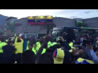 [NocauteTV] Povo escorraça candidato da direita na saída de um estádio de futebol no Equador