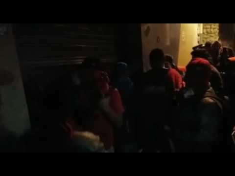 Manifestantes ocupam a antiga sede do jornal Hoje em dia em Belo Horizonte