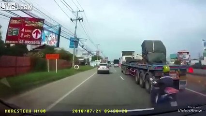 Miraculé : ce motard échappe à une bobine de métal géante !