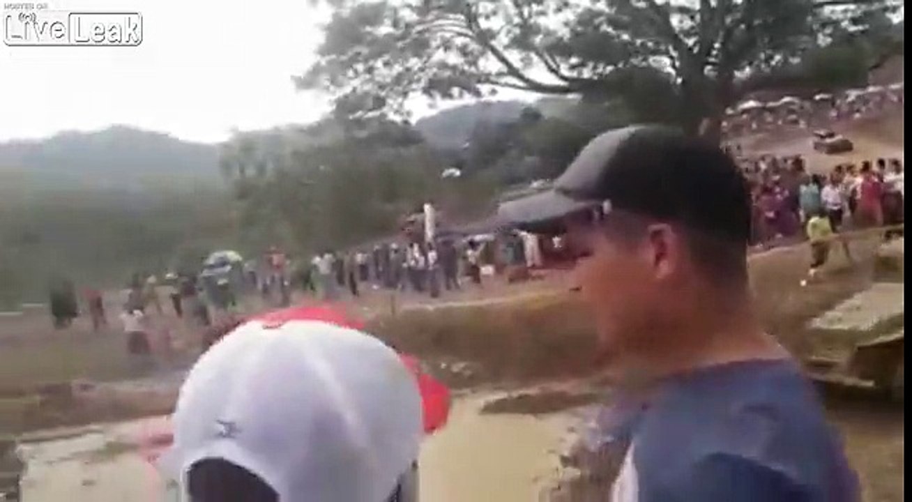 Sortie de piste d'un 4x4 en pleine course dans la boue sur les spectateurs!