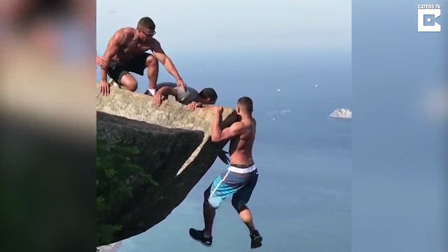 Ce fou se suspend dans le vide et manque de lâcher prise !