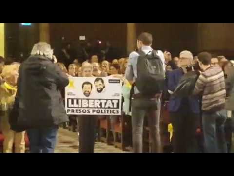 CATALÃES PEDEM LIBERDADE PARA PRESOS POLÍTICOS NA UNIVERSIDADE DE BARCELONA