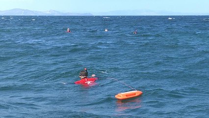 En Grèce, les volontaires à la recherche des corps