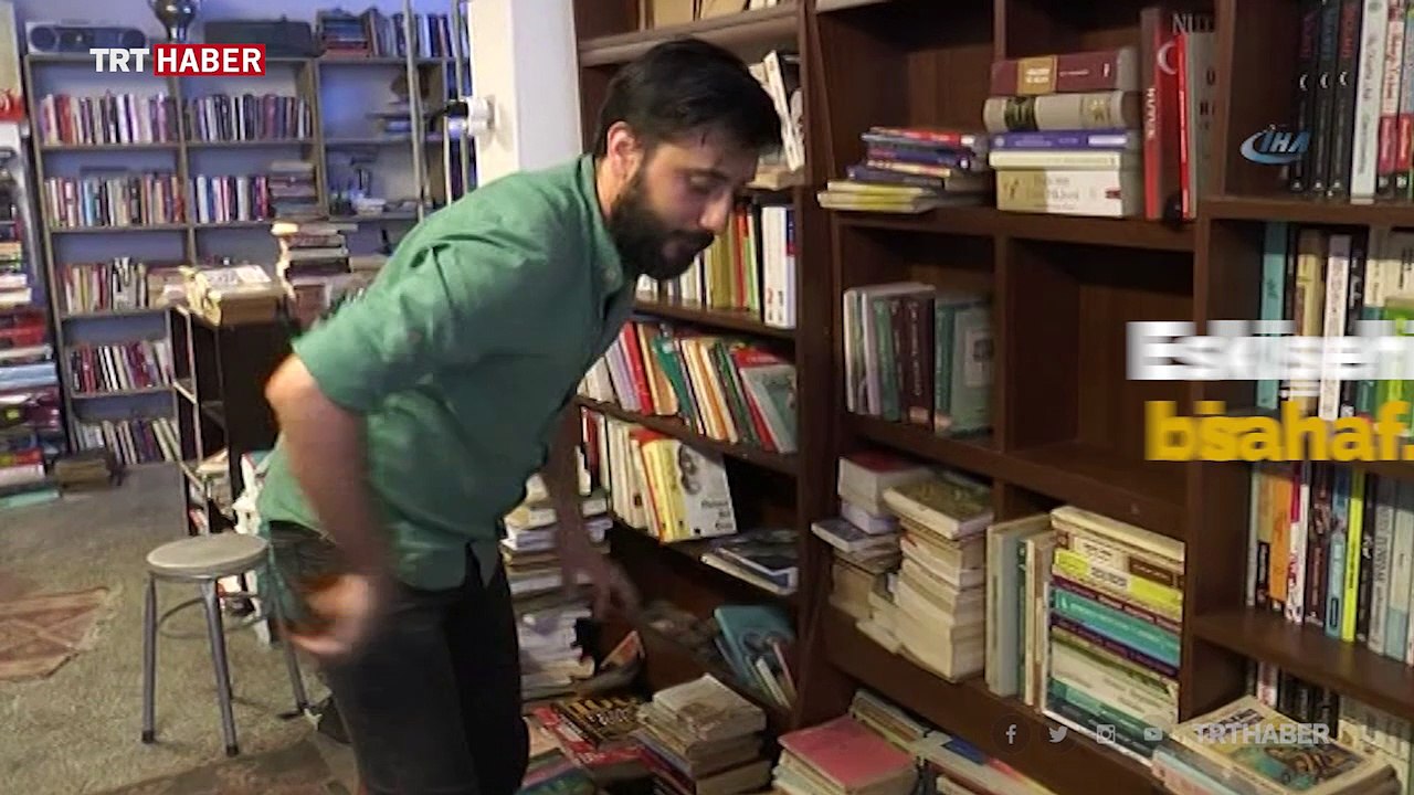 Çöpten topladığı kitapları çocuklara ücretsiz dağıtıyor