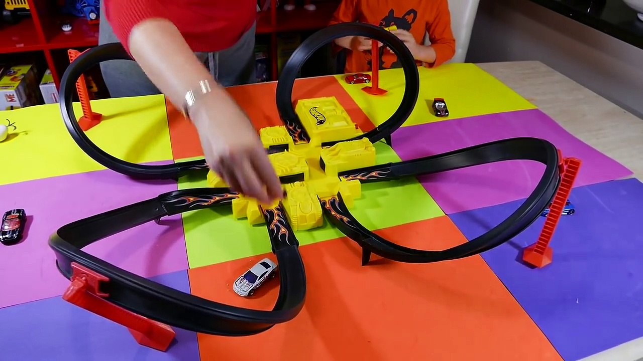 Criss Cross Crash!! Fast Car Crashing Fun Hot Wheels Set from 2006 Kid Toys Are Fun