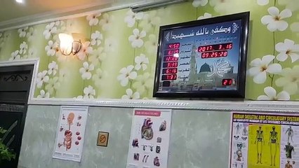 [+18] Shejtani brenda njeriut tenton ta sulmojë Hoxhën gjatë shërimit me Kuran