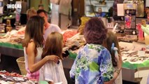 Las REINAS LETIZIA Y SOFÍA visitan el mercado en Palma de Mallorca con LEONOR Y SOFÍA