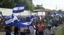 La gigantona no puede faltar en la protestas de León. Este es el ambiente que se vivió hoy durante la manifestación en apoyo a los obispos y los médicos que fue