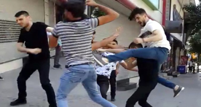 Tehlikeli Gerginlik! Laf Atma Kavgasında Tekme ve Yumruklar Havada Uçuştu