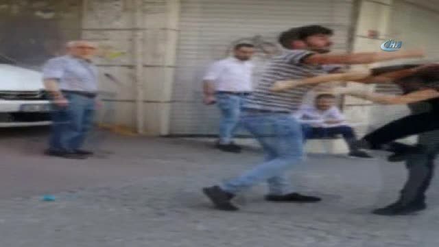 İstanbul'da Laf Atma Kavgasında Tekme ve Yumruklar Havada Uçuştu