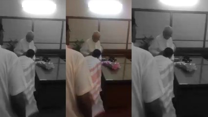 Télécharger la video: ममता बनर्जी ने लालकृष्ण आडवाणी से की मुलाकात, पैर भी छुए