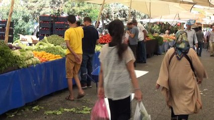 Pazarda çalışarak hem okul ihtiyaçlarını karşılıyor hem de ailesine yardım ediyor