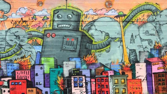 Berlino, gli artisti di strada trasformano le svastiche in murales - Notizie.it