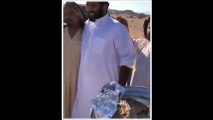 محمد بن سلمان يشارك شباب سعوديين طعامهم بعفوية