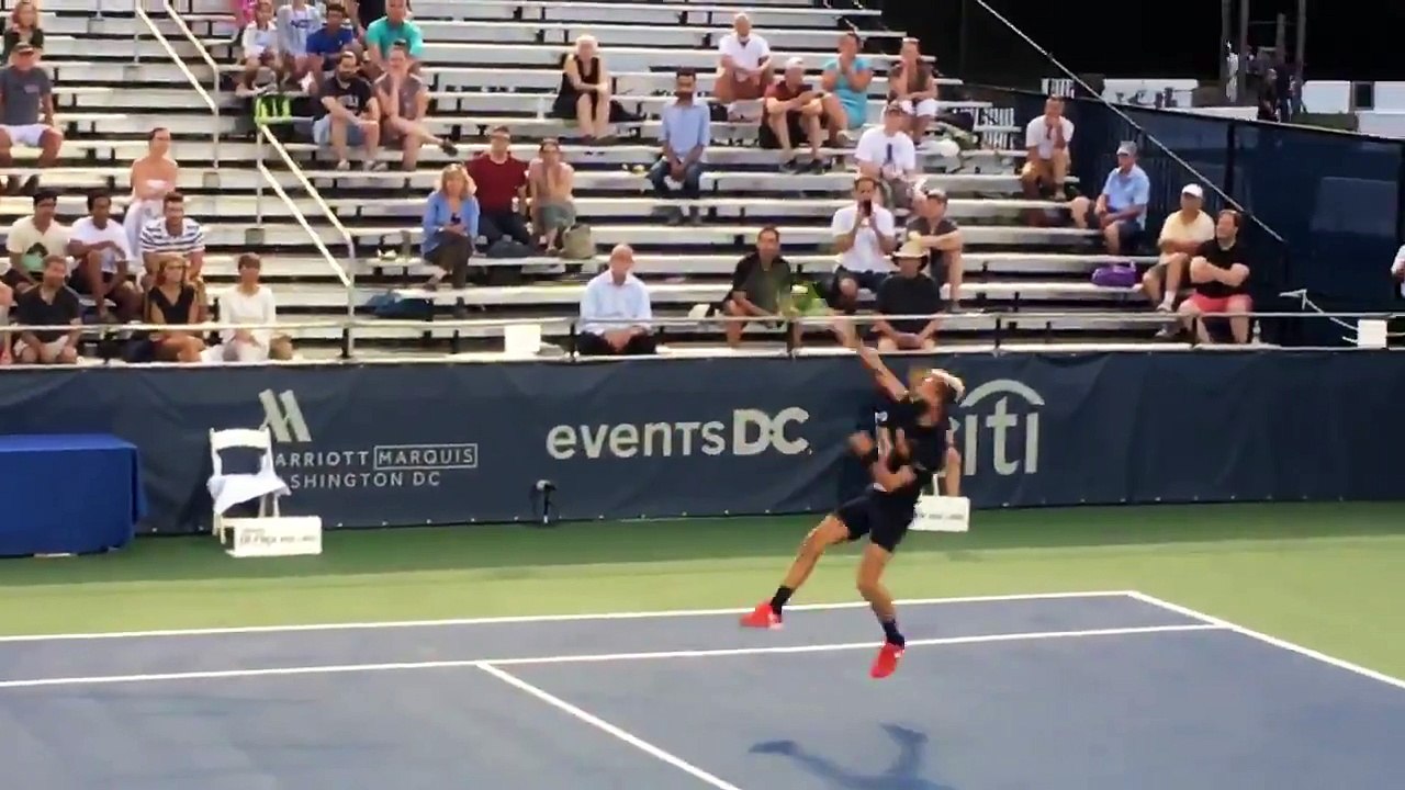 Éliminé au premier tour du tournoi, le tennisman Benoît Paire pète les plombs et casse trois raquettes