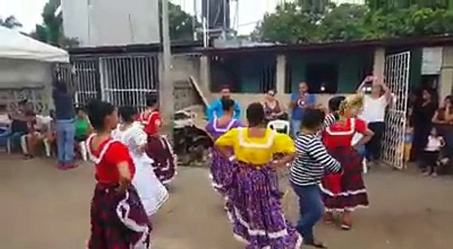 Video emotivo donde la mamá del joven Gerald Vasquez de 20 años de edad quien perdió la vida en un ataque perpetrado por encapuchados en la UNAN Managua, baila