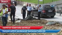 Beşiktaş’ta hafriyat yüklü kamyon devrildi