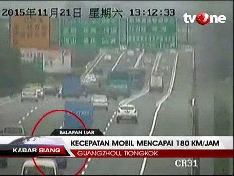 Aksi Balapan Liar 2 Mobil Mewah Berakhir dengan Kecelakaan