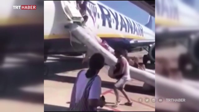 Ryanair uçağında cep telefonu bataryası patladı