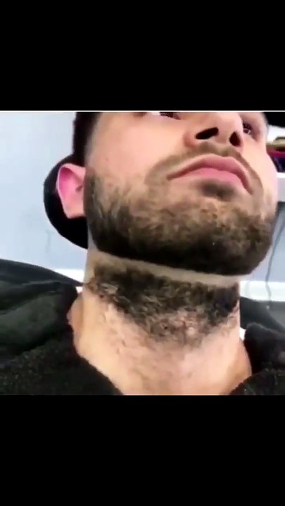 Il se fait raser la barbe d'une certaine manière (qui fait mal)