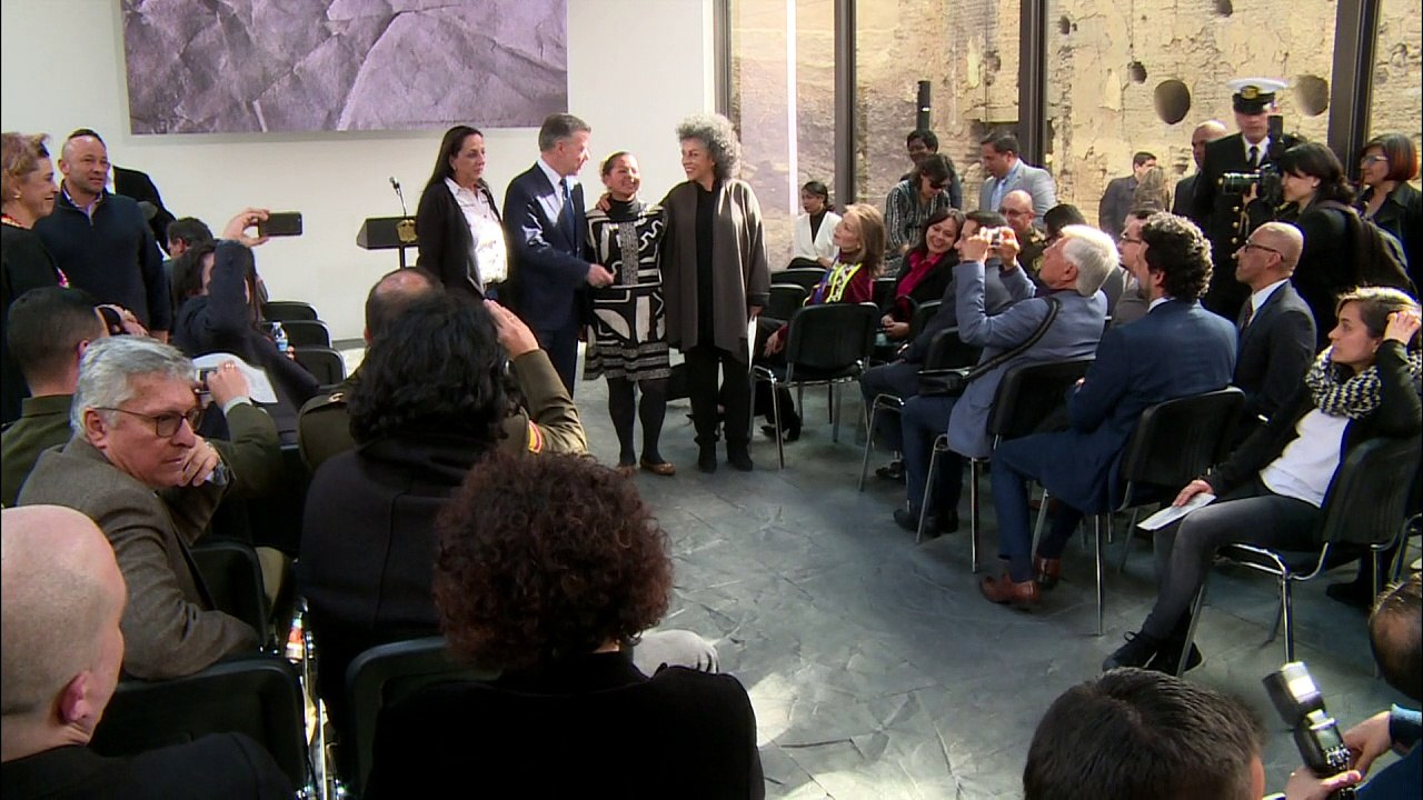 ‘Fragmentos’ de fuzis formam monumento pela paz