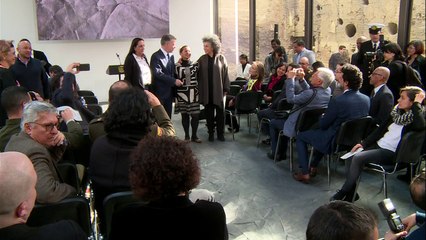 ‘Fragmentos’ de fuzis formam monumento pela paz