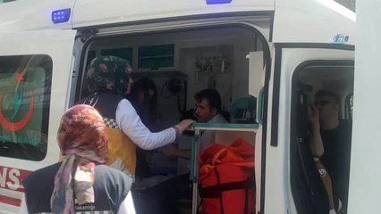 Minibüs ile Otomobil Çarpıştı: 1'i Çocuk 3 Yaralı