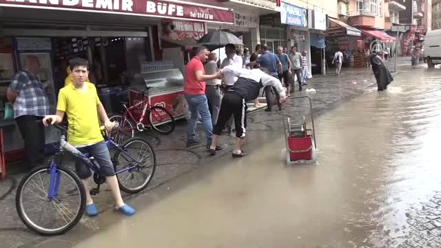 Şiddetli Yağış Nedeniyle Dükkanların Zemin Katlarını Su Bastı