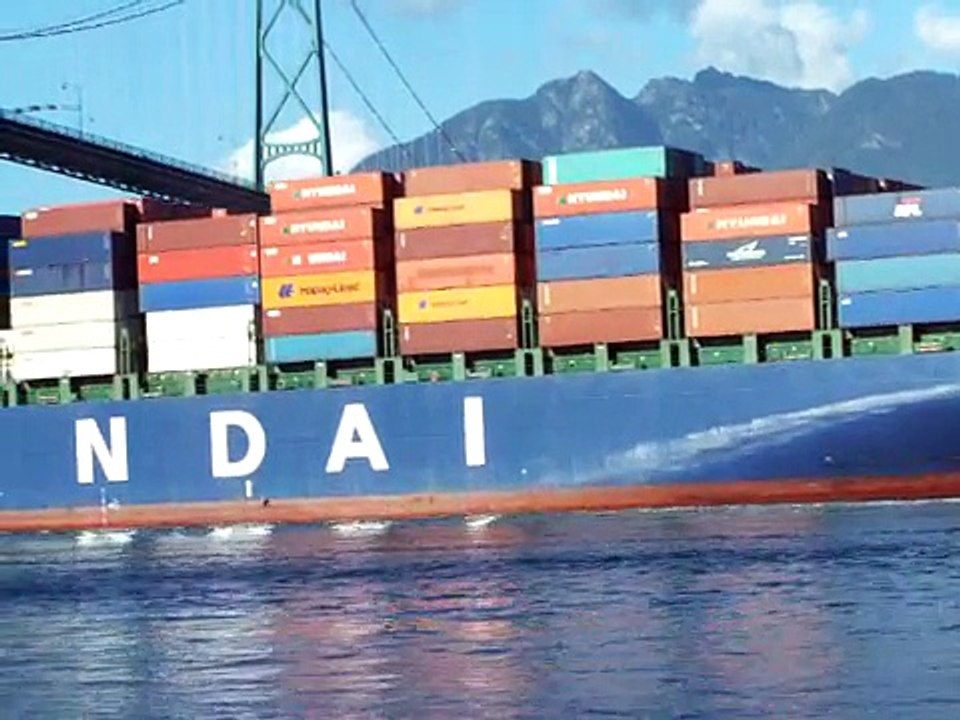 HYUNDAI Container Ship passing under Lions Gate Bridge Video by www.tvlinkup.com