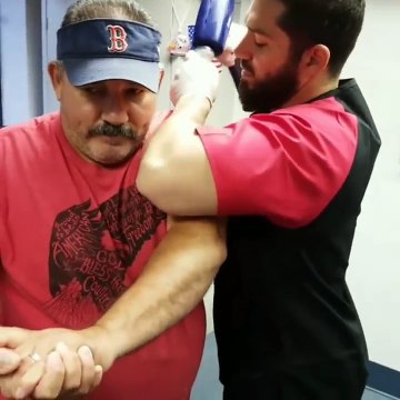 Réparation de l'épaule.... au marteau ! Ce médecin est un faiseur de miracles !