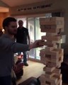 Jenga ? Meilleur mouvement jamais vu : il arrache un étage du jeu !