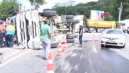 Nbsp;beşiktaş'ta Hafriyat Yüklü Kamyon Devrildi