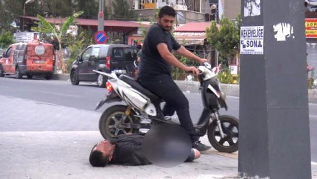 Bonzai İçen Adam, Şehrin Orta Yerinde Pantolonunu Çıkardı