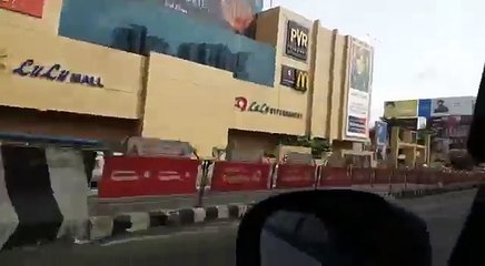 இருசக்கர வாகனம் ஓட்டும் 5 வயது சிறுமி-வீடியோ