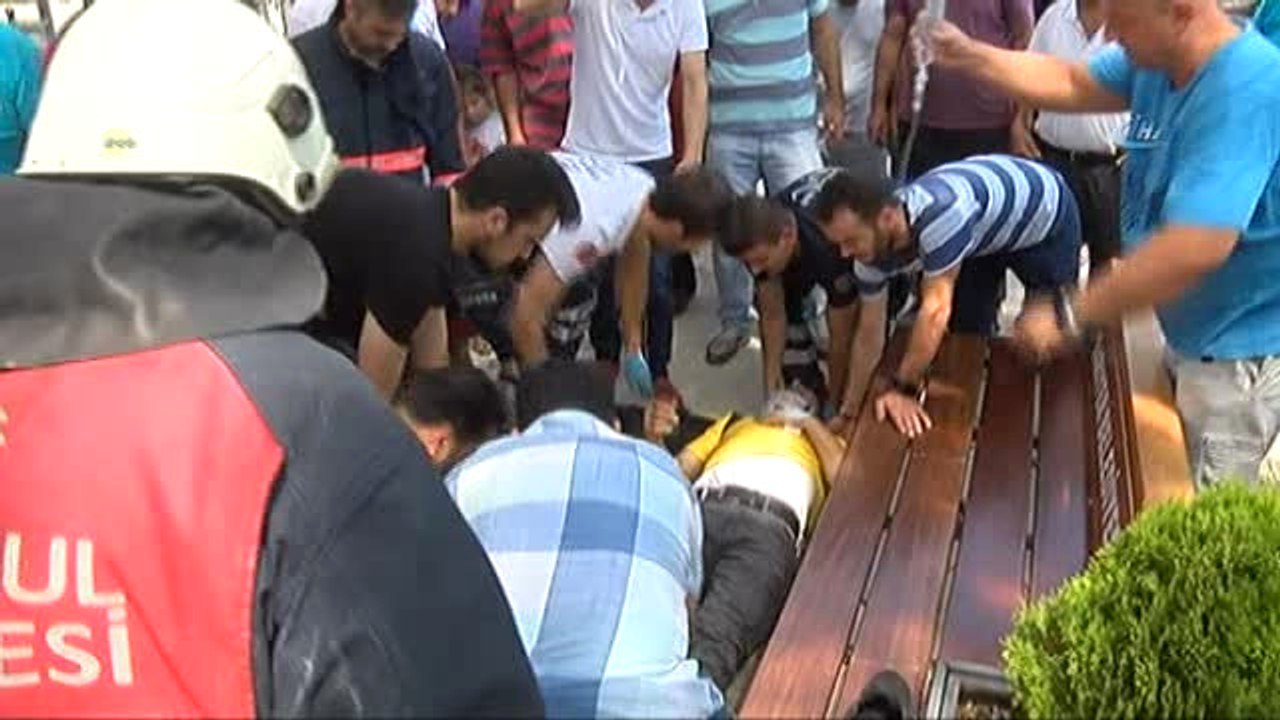 Freni Boşalan Kamyonetin Sürücüsü Yayalara Çarpmamak İçin Ağaca Çarptı