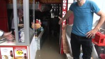 Rize'de şiddetli yağış nedeniyle dükkanları su bastı