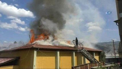 Yangına Rağmen Tıraş Olmaya Devam Etti