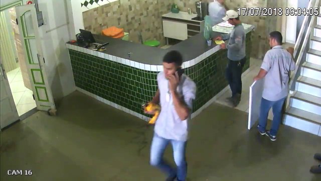 Terrifiés, ces ouvriers courent en voyant un Pitbull arriver, alors qu'il voulait seulement des calins