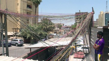 العراقيون يعانون لإيجاد بدائل لانقطاع الكهرباء