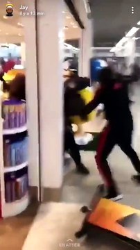 Les deux rappeurs Kaaris et Booba qui font trembler le Rap Game avec leur clash se bagarrent violemment à l'aéroport d'Orly - Regardez