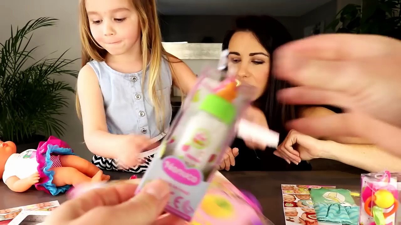 Bébé NENUCO reçoit ses cadeaux d'anniversaire ! Nouvelle garde robe collection FRUIT ! Unboxing