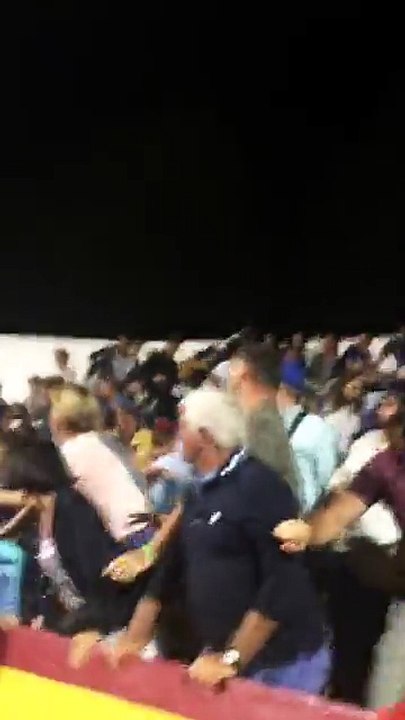 Une vachette saute dans les gradins des arènes (Vieux-Boucau