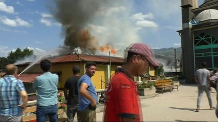 Yangına rağmen tıraş olmaya devam etti