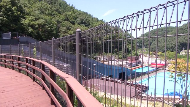 [현장24] 붕괴 위험 저수지 아래 물놀이 시설 개장 / YTN