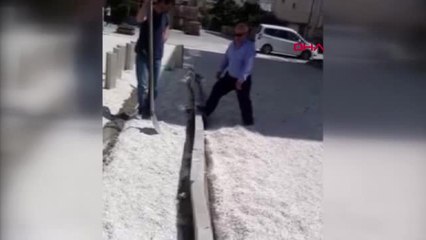 Bursa Muhtar, Beğenmediği Kaldırım Taşlarını Tekmeyle Yıktı