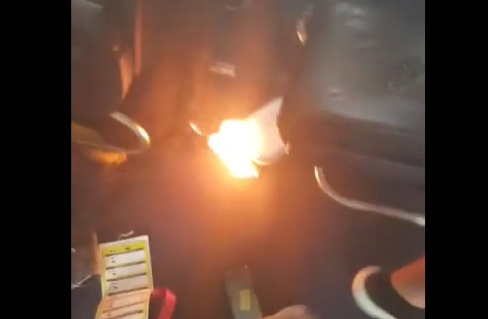 Une batterie externe prend feu dans un avion ! - Vidéo Dailymotion