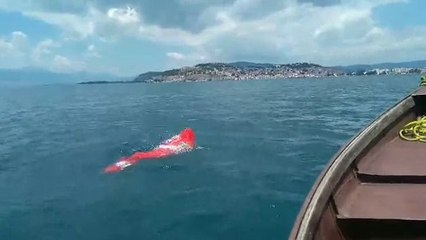 Record du monde de nage pieds et poings liés, enfermé dans un sac