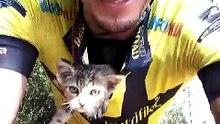 Ciclista salva gatinho abandonado colocando-o em sua camisa e ele lhe agradece com beijos