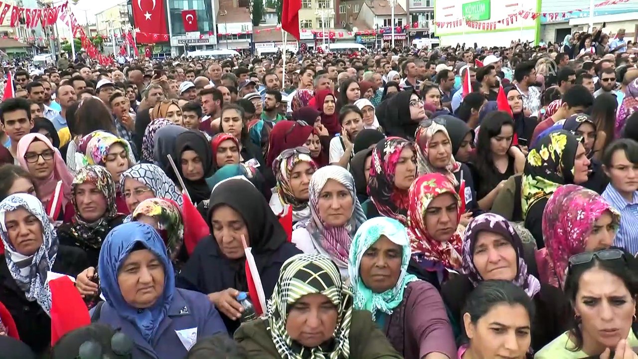 Cumhurbaşkanı Erdoğan, 11 aylık bebeğiyle şehit olan olan Nurcan Karakaya'nın cenaze törenine katıldı