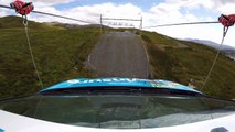 بالفيديو سيارة رالي تتزحلق على الحبال بشكل مثير وغير اعتيادي